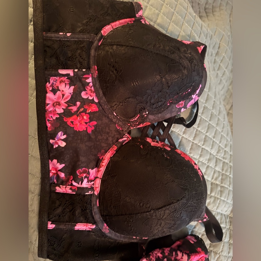 Torrid Floral Lace Black and Pink Bra 42C with matching size 1 panty